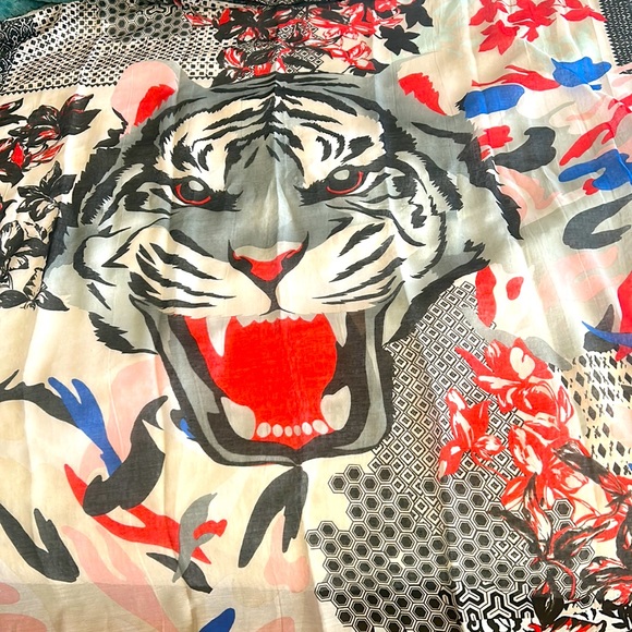 Lion Printed Scarf - Picture 4 of 5